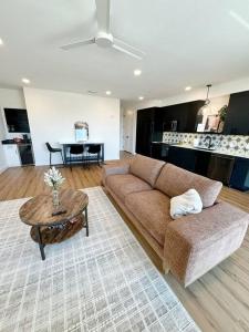 ein Wohnzimmer mit Sofa und Tisch in der Unterkunft Freiheit Loft offers a Lush Couples Getaway near Gruene in New Braunfels