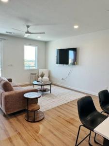 ein Wohnzimmer mit Sofa und Flachbildfernseher in der Unterkunft Freiheit Loft offers a Lush Couples Getaway near Gruene in New Braunfels + 15 Fotos