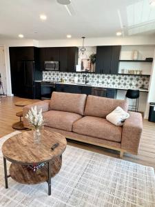 ein Wohnzimmer mit Sofa und Tisch in der Unterkunft Freiheit Loft offers a Lush Couples Getaway near Gruene in New Braunfels