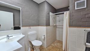 ein Badezimmer mit Toilette, Waschbecken und Dusche in der Unterkunft Riverview Holiday Apartment 54 - Kalbarri WA in Kalbarri