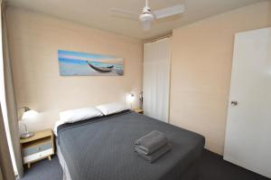 Ένα ή περισσότερα κρεβάτια σε δωμάτιο στο Riverview Holiday Apartment 108 - Kalbarri WA