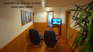 Televízia a/alebo spoločenská miestnosť v ubytovaní Apartment Schloemicher Leopold und Birgitt