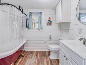 Un baño con inodoro, bañera y lavabo. en Bahia OZ RP105, en Rockport 38 fotos más