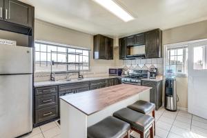 Dapur atau dapur kecil di Oakland Apartment 8 Mi to Dtwn!