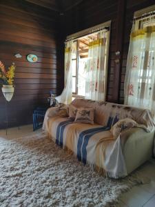 un sofá grande en una habitación con ventana en Casa charmosa a beira mar, en Paulista