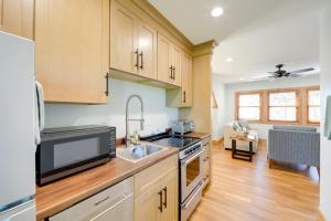 Dapur atau dapur kecil di 1 Mi to Nantahala River Mtn-View Retreat! +19 gambar