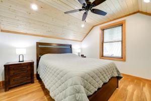 Katil atau katil-katil dalam bilik di 1 Mi to Nantahala River Mtn-View Retreat!