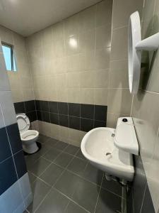 un bagno con lavandino e WC di Eisya Homestay Emerald Avenue Brinchang a Brinchang Altre 10 foto