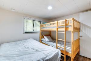 Ένα ή περισσότερα κρεβάτια σε δωμάτιο στο Home with Hot Tub and Arrowhead Lake Community Perks! +20 φωτογραφίες