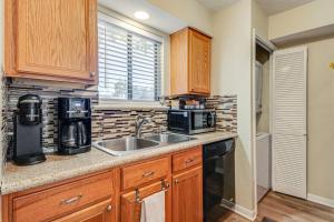 Galería fotográfica de 1st-Floor Condo in Walden Walk to Pool and Lake! en Montgomery 19 fotos más
