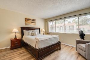 une chambre avec un lit et une fenêtre dans l'établissement 1st-Floor Condo in Walden Walk to Pool and Lake!, à Montgomery 19 autres photos