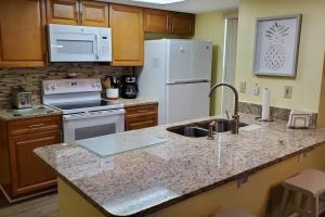 Η κουζίνα ή μικρή κουζίνα στο Laguna Bay Villas - Disney Area Condo