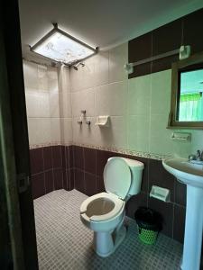 ein Badezimmer mit Toilette und Waschbecken in der Unterkunft Marquez-Ote in San Cristóbal de las Casas