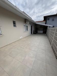a large empty parking lot next to a building at casa canasvieiras 100 m praia in Florianópolis