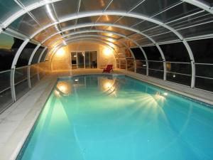 Πισίνα στο ή κοντά στο Gîte de charme avec piscine couverte, proche Paris, nature et activités en Berry - FR-1-591-9