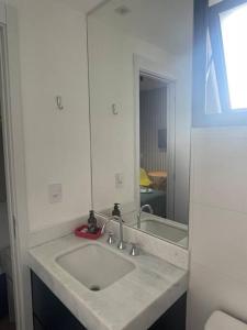 a bathroom with a sink and a mirror at 2307 Uwin Brooklin melhor custo benefício ao lado do metrô in Sao Paulo