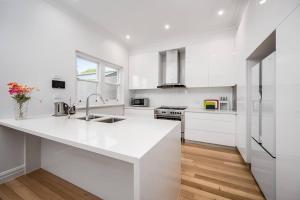 Η κουζίνα ή μικρή κουζίνα στο Brilliant Bungalow Home at Oakleigh and Chadstone