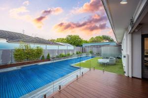 Πισίνα στο ή κοντά στο Brilliant Bungalow Home at Oakleigh and Chadstone