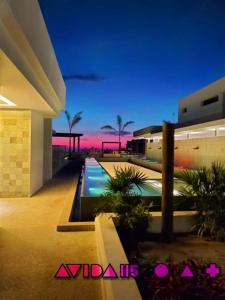 una vista de un edificio con piscina en Avida Residence, en Puerto Vallarta