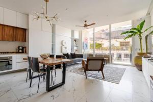 Una cocina y una sala de estar con mesa y sillas. en Avida Residence, en Puerto Vallarta