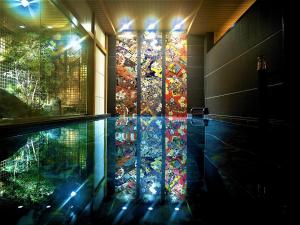 Una habitación con piscina y vidriera. en Daiwa Roynet Hotel KANAZAWA-MIYABI, en Kanazawa