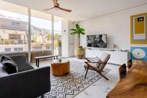 una sala de estar con un sofá y una mesa en Avida Residence, en Puerto Vallarta