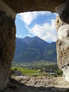 einen Blick auf die Berge von einem Fenster in einem Schloss in der Unterkunft La Luge in Saint-Christophe