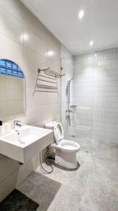 une salle de bain avec un lavabo, des toilettes et une douche dans l'établissement Cottonwood Villa Rotensia BBQ Pool Pingpong, à Bandung