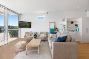 Ruang duduk di Beachfront views of Manly