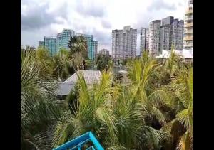 Una vista de una ciudad con palmeras y edificios. en De Viktz Villa, en Port Dickson