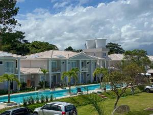 ein Haus mit einem Swimmingpool davor in der Unterkunft Casa para temporada em Arraial D'ajuda in Porto Seguro