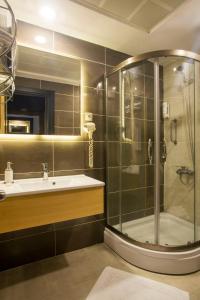 y baño con ducha y lavamanos. en Berksoy Hotel, en Bergama