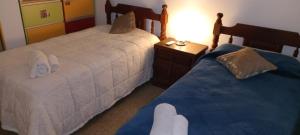 - 2 lits dans une chambre d'hôtel avec des serviettes blanches dans l'établissement Corrientes Grand Apart, à Corrientes