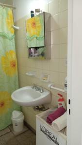 une salle de bain avec un lavabo et un miroir dans l'établissement Corrientes Grand Apart, à Corrientes 13 autres photos