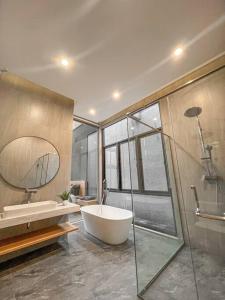 Ένα μπάνιο στο Cottonwood Villa Magnolia A - Pool HotTub Billyard