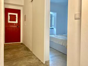 Habitación con puerta roja y cama en Casa Valentina, en Pedrógão 37 fotos más