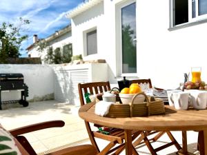 una mesa con un bol de fruta en el patio en Casa Valentina, en Pedrógão