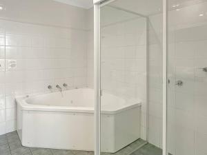 Unit 11 - Avoca Palms Resort的一间浴室