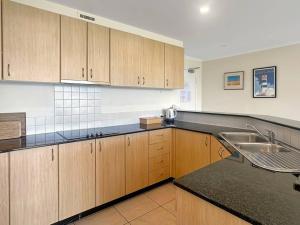 Unit 11 - Avoca Palms Resort的厨房或小厨房
