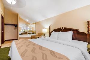 Postel nebo postele na pokoji v ubytování Precious Hotel