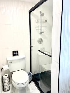 une salle de bain avec toilettes et douche en verre dans l'établissement Rockford IL 2BD Upper Queen Bed, Patio & Fast WiFi, à Rockford 26 autres photos