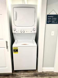 Elle comprend un petit réfrigérateur et un four micro-ondes. dans l'établissement Rockford IL 2BD Upper Queen Bed, Patio & Fast WiFi, à Rockford