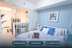 Katil atau katil-katil dalam bilik di Relaxing and Peaceful Pet-friendly Studio with Pool and City View balcony, Netflix, 90s Boardgames & Karaoke