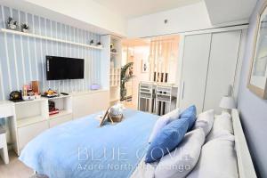 Televisyen dan/atau pusat hiburan di Relaxing and Peaceful Pet-friendly Studio with Pool and City View balcony, Netflix, 90s Boardgames & Karaoke