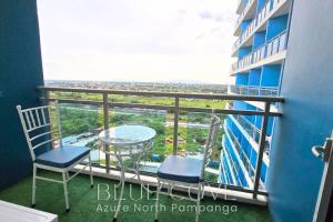 Balkoni atau teres di Relaxing and Peaceful Pet-friendly Studio with Pool and City View balcony, Netflix, 90s Boardgames & Karaoke