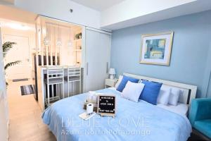 Katil atau katil-katil dalam bilik di Relaxing and Peaceful Pet-friendly Studio with Pool and City View balcony, Netflix, 90s Boardgames & Karaoke