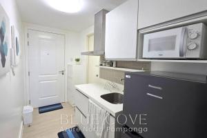 Dapur atau dapur kecil di Relaxing and Peaceful Pet-friendly Studio with Pool and City View balcony, Netflix, 90s Boardgames & Karaoke
