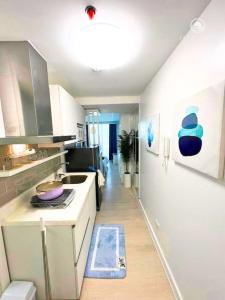 Dapur atau dapur kecil di Relaxing and Peaceful Pet-friendly Studio with Pool and City View balcony, Netflix, 90s Boardgames & Karaoke