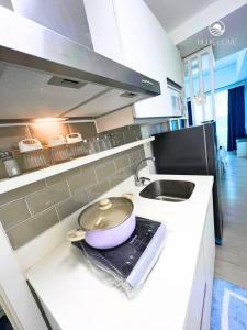 Dapur atau dapur kecil di Relaxing and Peaceful Pet-friendly Studio with Pool and City View balcony, Netflix, 90s Boardgames & Karaoke