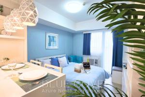 Katil atau katil-katil dalam bilik di Relaxing and Peaceful Pet-friendly Studio with Pool and City View balcony, Netflix, 90s Boardgames & Karaoke